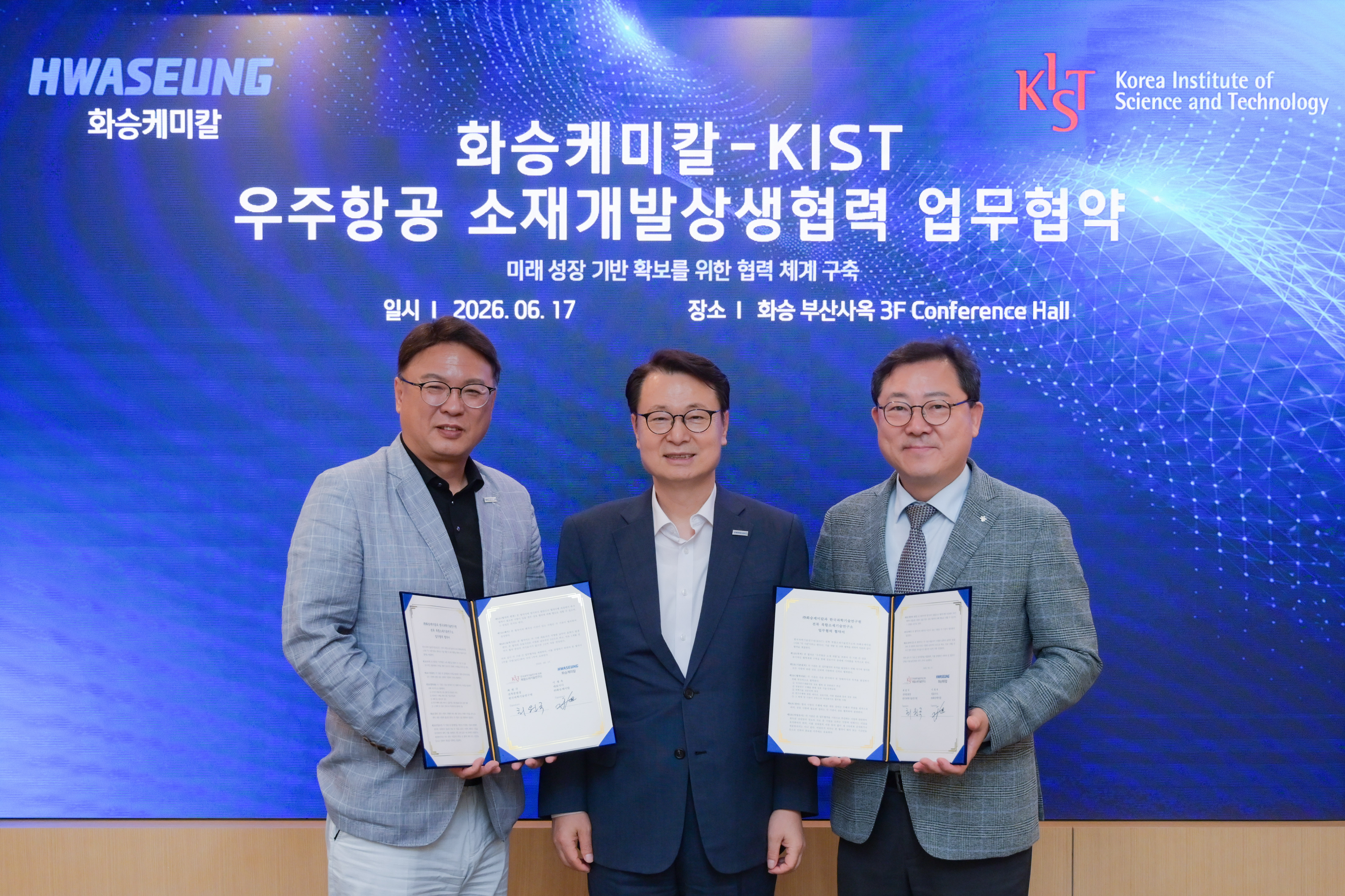 cfebd9e206055193fb96c53a2cfedb6f_[사진3] 화승케미칼-KIST MOU (왼쪽부터 화승케미칼 이재욱 대표이사, 화승 그룹대외협력총괄 박동호 사장, KIST 최원국 전북분원장.jpg